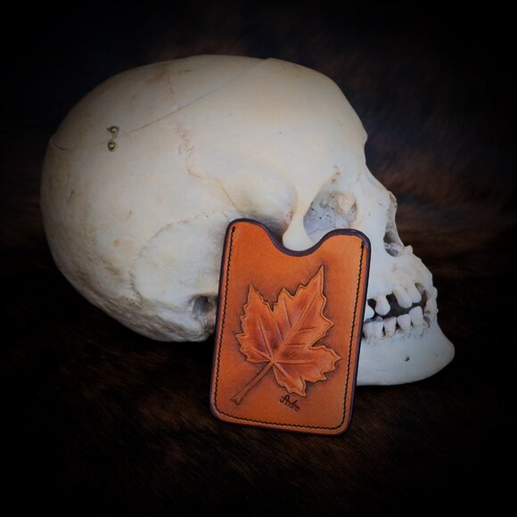 🍁 Pocket Money & Card Holder – Maple Leaf Carved Leather with Beaver Tail - Picture 6 of 6